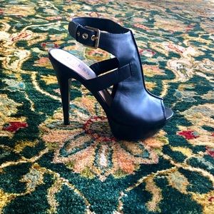 Guess Black Platform Pumps W/ Ankle Strap